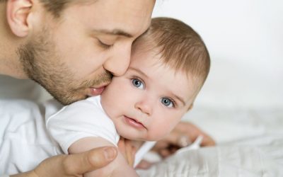 El padre que cuida a su bebe, no ayuda a la madre, sino que ejerce la paternidad.